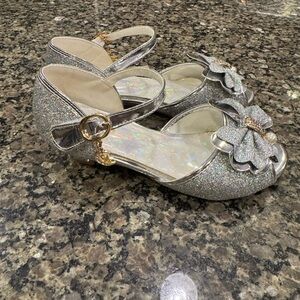 Girls Silver Glitter Bow Heel Pearl Dress Up Princess Open Toe Shoes 2 Sparkley